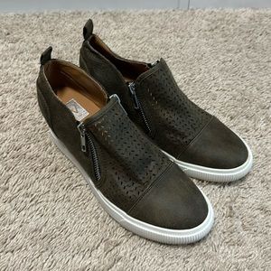 Dolce Vita olive green sneaker zipper shoes
